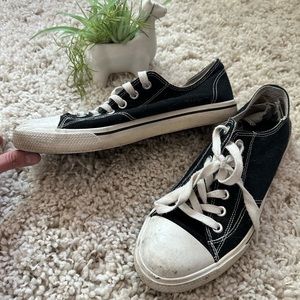 Black and white high top skate Streetwear sneaker women’s shoes. Size 10